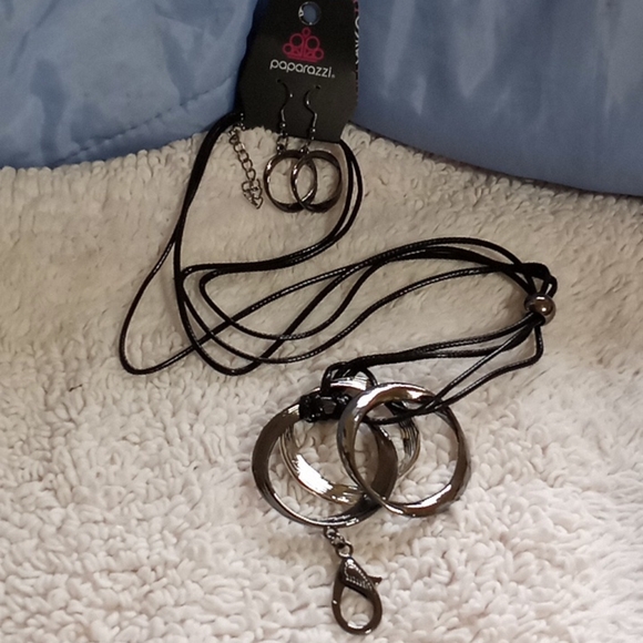 Harmonious Hardware Black Lanyard with free earrings - Picture 1 of 1